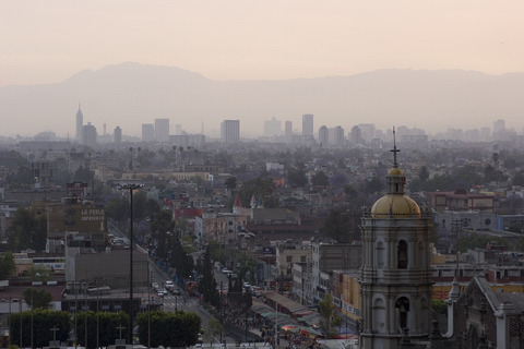 Pollution in Mexico City (DI01467)