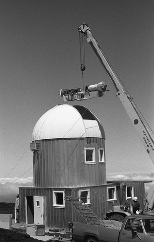 HAO-Mauna Loa Observatory [MLO] Mark III installation, coronameter into the dome (4955-035)
